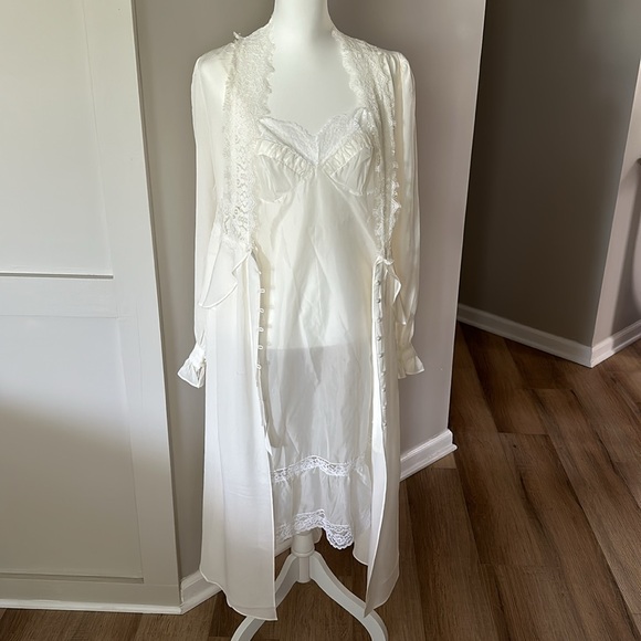 Stone Cold Fox Robe - Picture 8 of 8